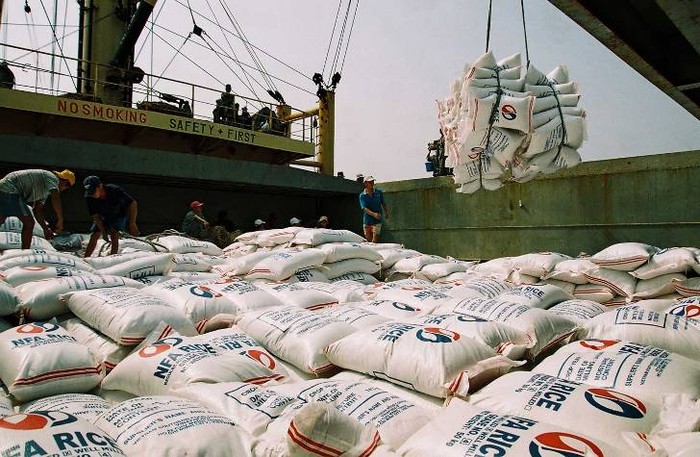 Xuất khẩu gạo đứng nhất nhì thế giới nhưng giá lúa gạo Việt Nam lại thuộc dạng thấp nhất thế giới, đây là bất hợp lý trong nông nghiệp Việt Nam hiện nay (ảnh nguồn Internet)